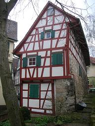 Haus auf der Mauer